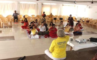 インド新聞が健康を得る新しい方法 法輪功を紹介