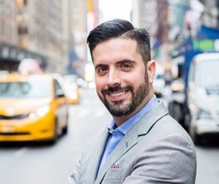 米国証券取引所の元デザイナーで、英文大紀元のクリエイティブ・ディレクター、ロバート・カウンツさん(Edward Dai/Epoch Times)