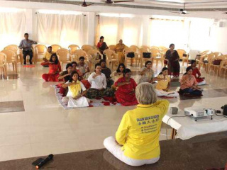 インド新聞が健康を得る新しい方法 法輪功を紹介